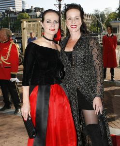 15-07-2006 SHOWBIZZ; WERELDPREMIERE VAN MUSICAL REMBRANDT IN CARRE TE AMSTERDAM. Stardust Theater brengt dan eindelijk de meesterschilder zelf naar Carre. Van 12 juli tot en met 10 december staat Rembrandt te schitteren in Carre.Vele bekenden waren naar de Galapremiere gekomen om te genieten van deze prachtige musical.
foto: Albert den Iseger.