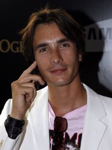 12-07-2006 SHOWBIZZ; SAMSUNG PRESENTEERD OGER TELEFOON.Tal van BN ers kwamen weer opdraven om hun nieuwste mobieltje in ontvangst te nemen. Een echte Oger telefoon.
foto: Albert den Iseger.