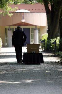 13-07-2006 SHOWBIZZ; AFSCHEID VAN MOEDER CURRY EN EENZAAM NAAR LAATSTE RUSTPLAATS. Adam Curry,Patricia Paay en hun dochter Christina legden 3 gele bloemen neer op de kist van de overleden moeder en oma. Adam was gekomen met zijn twee zussen Tiffany en Willow.Het definitieve afscheid duurde nog geen half uur en was erg somber en vooral verdrietig voor de 7 aanwezige familieleden.
foto:Albert den Iseger.
