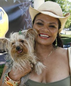16-07-2006 SHOWBIZZ; BN ers MET HUN HONDEN IN HET HILTON OP BLOED HETE DAG. Het was 32 graden maar men kwam toch naar het Hilton voor de opening van een beauty salon voor honden.De opening werd verricht door Leco die zijn hond had meegenomen met de naam Mister Nielson.
foto: Albert den Iseger.