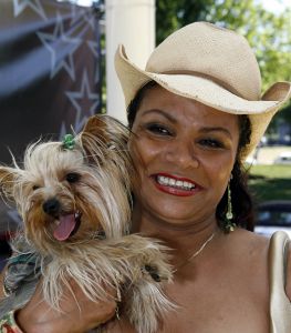 16-07-2006 SHOWBIZZ; BN ers MET HUN HONDEN IN HET HILTON OP BLOED HETE DAG. Het was 32 graden maar men kwam toch naar het Hilton voor de opening van een beauty salon voor honden.De opening werd verricht door Leco die zijn hond had meegenomen met de naam Mister Nielson.
foto: Albert den Iseger.