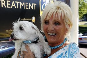 16-07-2006 SHOWBIZZ; BN ers MET HUN HONDEN IN HET HILTON OP BLOED HETE DAG. Het was 32 graden maar men kwam toch naar het Hilton voor de opening van een beauty salon voor honden.De opening werd verricht door Leco die zijn hond had meegenomen met de naam Mister Nielson.
foto: Albert den Iseger.