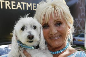 16-07-2006 SHOWBIZZ; BN ers MET HUN HONDEN IN HET HILTON OP BLOED HETE DAG. Het was 32 graden maar men kwam toch naar het Hilton voor de opening van een beauty salon voor honden.De opening werd verricht door Leco die zijn hond had meegenomen met de naam Mister Nielson.
foto: Albert den Iseger.