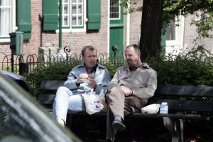 06-07-2006 SHOWBIZZ; HARM EDENS EN VRIEND GENIETEN VAN HET MOOIE WEER.Vanmiddag in Laren even een broodje eten en genieten van het Larense schouwspel,gooische vrouwen,uitverkoopjagers en BNers sieren het straatbeeld in het centrum van Laren.
foto: Albert den Iseger.