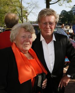 15-07-2006 SHOWBIZZ; WERELDPREMIERE VAN MUSICAL REMBRANDT IN CARRE TE AMSTERDAM. Stardust Theater brengt dan eindelijk de meesterschilder zelf naar Carre. Van 12 juli tot en met 10 december staat Rembrandt te schitteren in Carre.Vele bekenden waren naar de Galapremiere gekomen om te genieten van deze prachtige musical.
foto: Albert den Iseger.