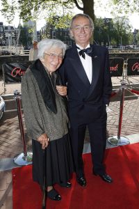 15-07-2006 SHOWBIZZ; WERELDPREMIERE VAN MUSICAL REMBRANDT IN CARRE TE AMSTERDAM. Stardust Theater brengt dan eindelijk de meesterschilder zelf naar Carre. Van 12 juli tot en met 10 december staat Rembrandt te schitteren in Carre.Vele bekenden waren naar de Galapremiere gekomen om te genieten van deze prachtige musical.
foto: Albert den Iseger.