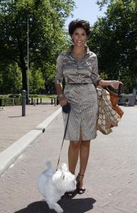 16-07-2006 SHOWBIZZ; BN ers MET HUN HONDEN IN HET HILTON OP BLOED HETE DAG. Het was 32 graden maar men kwam toch naar het Hilton voor de opening van een beauty salon voor honden.De opening werd verricht door Leco die zijn hond had meegenomen met de naam Mister Nielson.
foto: Albert den Iseger.