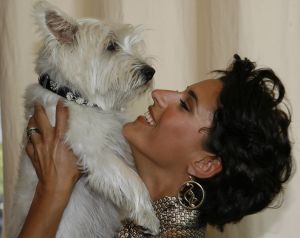 16-07-2006 SHOWBIZZ; BN ers MET HUN HONDEN IN HET HILTON OP BLOED HETE DAG. Het was 32 graden maar men kwam toch naar het Hilton voor de opening van een beauty salon voor honden.De opening werd verricht door Leco die zijn hond had meegenomen met de naam Mister Nielson.
foto: Albert den Iseger.