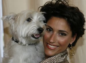 16-07-2006 SHOWBIZZ; BN ers MET HUN HONDEN IN HET HILTON OP BLOED HETE DAG. Het was 32 graden maar men kwam toch naar het Hilton voor de opening van een beauty salon voor honden.De opening werd verricht door Leco die zijn hond had meegenomen met de naam Mister Nielson.
foto: Albert den Iseger.