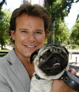 16-07-2006 SHOWBIZZ; BN ers MET HUN HONDEN IN HET HILTON OP BLOED HETE DAG. Het was 32 graden maar men kwam toch naar het Hilton voor de opening van een beauty salon voor honden.De opening werd verricht door Leco die zijn hond had meegenomen met de naam Mister Nielson.
foto: Albert den Iseger.