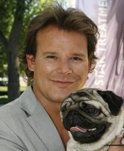 16-07-2006 SHOWBIZZ; BN ers MET HUN HONDEN IN HET HILTON OP BLOED HETE DAG. Het was 32 graden maar men kwam toch naar het Hilton voor de opening van een beauty salon voor honden.De opening werd verricht door Leco die zijn hond had meegenomen met de naam Mister Nielson.
foto: Albert den Iseger.