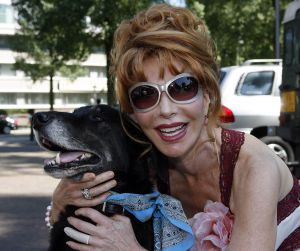 16-07-2006 SHOWBIZZ; BN ers MET HUN HONDEN IN HET HILTON OP BLOED HETE DAG. Het was 32 graden maar men kwam toch naar het Hilton voor de opening van een beauty salon voor honden.De opening werd verricht door Leco die zijn hond had meegenomen met de naam Mister Nielson.
foto: Albert den Iseger.