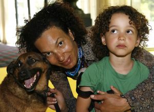 16-07-2006 SHOWBIZZ; BN ers MET HUN HONDEN IN HET HILTON OP BLOED HETE DAG. Het was 32 graden maar men kwam toch naar het Hilton voor de opening van een beauty salon voor honden.De opening werd verricht door Leco die zijn hond had meegenomen met de naam Mister Nielson.
foto: Albert den Iseger.