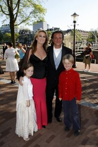 15-07-2006 SHOWBIZZ; WERELDPREMIERE VAN MUSICAL REMBRANDT IN CARRE TE AMSTERDAM. Stardust Theater brengt dan eindelijk de meesterschilder zelf naar Carre. Van 12 juli tot en met 10 december staat Rembrandt te schitteren in Carre.Vele bekenden waren naar de Galapremiere gekomen om te genieten van deze prachtige musical.
foto: Albert den Iseger.
