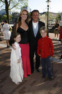 15-07-2006 SHOWBIZZ; WERELDPREMIERE VAN MUSICAL REMBRANDT IN CARRE TE AMSTERDAM. Stardust Theater brengt dan eindelijk de meesterschilder zelf naar Carre. Van 12 juli tot en met 10 december staat Rembrandt te schitteren in Carre.Vele bekenden waren naar de Galapremiere gekomen om te genieten van deze prachtige musical.
foto: Albert den Iseger.