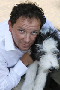 16-07-2006 SHOWBIZZ; BN ers MET HUN HONDEN IN HET HILTON OP BLOED HETE DAG. Het was 32 graden maar men kwam toch naar het Hilton voor de opening van een beauty salon voor honden.De opening werd verricht door Leco die zijn hond had meegenomen met de naam Mister Nielson.
foto: Albert den Iseger.