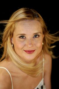 14-07-2006 SHOWBIZZ; SONJA KERNGEZOND EN TERUG VAN VAKANTIE. De geruchten gingen dat Sonja Bakker ziek zou zijn,aan anorexia zou lijden en in een prive kliniek zou zijn opgenomen. Niks is minder waar!!!, Sonja is net terug van vakantie met haar man en kinderen,Heerlijk uitgerust in Italie en kerngezond.Waar al die roddels vandaan komen is mij een raadsel zo vertelde Sonja aan de Prive fotograaf. Het zou aan de tijd van het jaar kunnen liggen het is immers komkommertijd voor de mediabranch. We zijn klaar voor een nieuw uit te brengen boek en binnenkort beginnen de opname\'s voor een nieuw tv programma bij SBS6. Nogmaals ik voel me prima weeg 59 kilo en heb er zin in de komende tijd.
foto: Albert den Iseger.