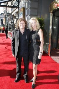 15-07-2006 SHOWBIZZ; WERELDPREMIERE VAN MUSICAL REMBRANDT IN CARRE TE AMSTERDAM. Stardust Theater brengt dan eindelijk de meesterschilder zelf naar Carre. Van 12 juli tot en met 10 december staat Rembrandt te schitteren in Carre.Vele bekenden waren naar de Galapremiere gekomen om te genieten van deze prachtige musical.
foto: Albert den Iseger.