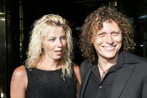 15-07-2006 SHOWBIZZ; WERELDPREMIERE VAN MUSICAL REMBRANDT IN CARRE TE AMSTERDAM. Stardust Theater brengt dan eindelijk de meesterschilder zelf naar Carre. Van 12 juli tot en met 10 december staat Rembrandt te schitteren in Carre.Vele bekenden waren naar de Galapremiere gekomen om te genieten van deze prachtige musical.
foto: Albert den Iseger.15-07-2006 SHOWBIZZ; WERELDPREMIERE VAN MUSICAL REMBRANDT IN CARRE TE AMSTERDAM. Stardust Theater brengt dan eindelijk de meesterschilder zelf naar Carre. Van 12 juli tot en met 10 december staat Rembrandt te schitteren in Carre.Vele bekenden waren naar de Galapremiere gekomen om te genieten van deze prachtige musical.
foto: Albert den Iseger.