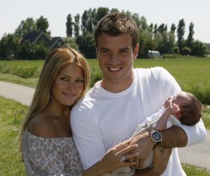 07-07-2006 SHOWBIZZ; SYLVIE EN RAFAEL V.D.VAART GENIETEN VAN HUN ZOON. De laatste foto\'s van het gelukkige paar tijdens hun wandeltochtje in Uitgeest.
foto.Albert den Iseger