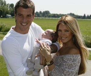07-07-2006 SHOWBIZZ; SYLVIE EN RAFAEL V.D.VAART GENIETEN VAN HUN ZOON. De laatste foto\'s van het gelukkige paar tijdens hun wandeltochtje in Uitgeest.
foto.Albert den Iseger