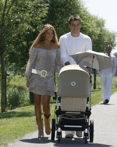 07-07-2006 SHOWBIZZ; SYLVIE EN RAFAEL V.D.VAART GENIETEN VAN HUN ZOON. De laatste foto\'s van het gelukkige paar tijdens hun wandeltochtje in Uitgeest.
foto.Albert den Iseger