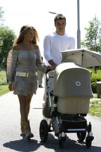 07-07-2006 SHOWBIZZ; SYLVIE EN RAFAEL V.D.VAART GENIETEN VAN HUN ZOON. De laatste foto\'s van het gelukkige paar tijdens hun wandeltochtje in Uitgeest.
foto.Albert den Iseger