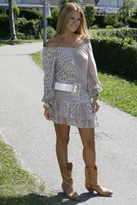 07-07-2006 SHOWBIZZ; SYLVIE EN RAFAEL V.D.VAART GENIETEN VAN HUN ZOON. De laatste foto\'s van het gelukkige paar tijdens hun wandeltochtje in Uitgeest.
foto.Albert den Iseger