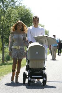07-07-2006 SHOWBIZZ; SYLVIE EN RAFAEL V.D.VAART GENIETEN VAN HUN ZOON. De laatste foto\'s van het gelukkige paar tijdens hun wandeltochtje in Uitgeest.
foto.Albert den Iseger