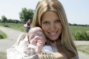 30-06-2006 SHOWBIZZ; DE EEERSTE EXCLUSIEVE FOTO\'S VAN SYLVIE RAFAEL EN HUN ZOON DAMIAN ZIJN GEMAAKT.Voor een select groepje fotografen hebben Sylvie Rafael en hun zoon Damian vanmiddag geposeerd. Later deze week meer foto\'s op deze site. 
Foto: Albert den Iseger.