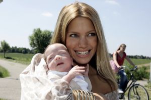 30-06-2006 SHOWBIZZ; DE EEERSTE EXCLUSIEVE FOTO\'S VAN SYLVIE RAFAEL EN HUN ZOON DAMIAN ZIJN GEMAAKT.Voor een select groepje fotografen hebben Sylvie Rafael en hun zoon Damian vanmiddag geposeerd. Later deze week meer foto\'s op deze site. 
Foto: Albert den Iseger.
