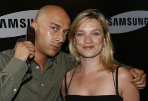 12-07-2006 SHOWBIZZ; SAMSUNG PRESENTEERD OGER TELEFOON.Tal van BN ers kwamen weer opdraven om hun nieuwste mobieltje in ontvangst te nemen. Een echte Oger telefoon.
foto: Albert den Iseger.