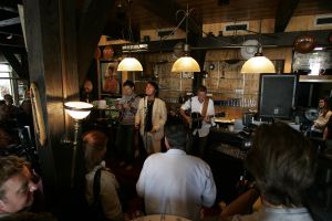 28-06-2007 SHOWBIZZ; EERSTE CD UITREIKING VAN DE 3js DOOR JAN SMIT IN VOLENDAM. Jaap Kwakman, Jan Dulles en Jaap de Witte zij vormen tesamen de 3 js, een nieuwe band uit Volendam. Zij vormden eerst de begeleidingsband van Jan Smit.
foto: Albert den Iseger.