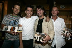 28-06-2007 SHOWBIZZ; EERSTE CD UITREIKING VAN DE 3js DOOR JAN SMIT IN VOLENDAM. Jaap Kwakman, Jan Dulles en Jaap de Witte zij vormen tesamen de 3 js, een nieuwe band uit Volendam. Zij vormden eerst de begeleidingsband van Jan Smit.
foto: Albert den Iseger.