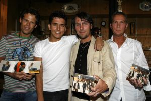 28-06-2007 SHOWBIZZ; EERSTE CD UITREIKING VAN DE 3js DOOR JAN SMIT IN VOLENDAM. Jaap Kwakman, Jan Dulles en Jaap de Witte zij vormen tesamen de 3 js, een nieuwe band uit Volendam. Zij vormden eerst de begeleidingsband van Jan Smit.
foto: Albert den Iseger.