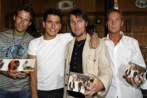 28-06-2007 SHOWBIZZ; EERSTE CD UITREIKING VAN DE 3js DOOR JAN SMIT IN VOLENDAM. Jaap Kwakman, Jan Dulles en Jaap de Witte zij vormen tesamen de 3 js, een nieuwe band uit Volendam. Zij vormden eerst de begeleidingsband van Jan Smit.
foto: Albert den Iseger.