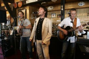 28-06-2007 SHOWBIZZ; EERSTE CD UITREIKING VAN DE 3js DOOR JAN SMIT IN VOLENDAM. Jaap Kwakman, Jan Dulles en Jaap de Witte zij vormen tesamen de 3 js, een nieuwe band uit Volendam. Zij vormden eerst de begeleidingsband van Jan Smit.
foto: Albert den Iseger.
