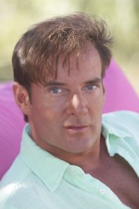 30-07-2007 SHOWBIZZ; IBIZA IS WEER HELEMAAL IN BIJ ONZE BNers EN VIPS. Ibiza swingt weer dag en nacht, het is weer een hot spot geworden voor onze artiesten. Wij kwamen tegen op een van de 80 strandjes oa. Patrick Kluivert en zijn hoogzangere Rosanna de Lima met hun gezamelijke kinderen. De gehele familie Borsato met au pair. John Ewbank en mevrouw Slingerland. Ruud de Wild en zijn a.s. vrouw en dochter Travis. Ook ex Tros presentator Bert Kuizinga met zijn vrouw Roos en kids vermaakten zich top op het bubbel beach Carlo. Ook sportverslaggever van Galen met zijn vriendin en dochter liepen door de branding verlieft te doen. Gerard Joling en manager Wino, familie en vrienden verblijven voor een aantal weken in de villa van Patty Brard. Wendy van Dijk en Xander bleven buiten schot voor de aanwezige Hollandse paparazzi en bleven heerlijk thuis bij hun meer dan prachtige gehuurde villa, natuurlijk paparazzi proof. De eerste Ibiza fotoreportage a.s week in uw weekblad Prive.
foto: Albert den Iseger.