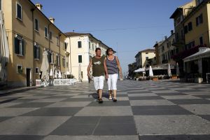 29-07-2007 SHOWBIZZ; JAN KEIZER MET FAMILIE OP VAKANTIE IN ITALIE. Na een zeer drukke periode van de vele afscheidsconcerten op diverse lokaties in Nederland en het afsluiten van de 40 jarige carriere van BZN was het tijd voor een vakantie van Jan Keizer samen met een aantal familieleden aan het prachtige Gardameer in Italie. Prive was er bij en genoot samen met de Keizers van de gezellige sfeer aan de rand van het Garda meer.
foto: Albert den Iseger.