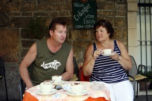 29-07-2007 SHOWBIZZ; JAN KEIZER MET FAMILIE OP VAKANTIE IN ITALIE. Na een zeer drukke periode van de vele afscheidsconcerten op diverse lokaties in Nederland en het afsluiten van de 40 jarige carriere van BZN was het tijd voor een vakantie van Jan Keizer samen met een aantal familieleden aan het prachtige Gardameer in Italie. Prive was er bij en genoot samen met de Keizers van de gezellige sfeer aan de rand van het Garda meer.
foto: Albert den Iseger.