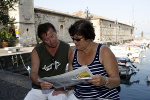 29-07-2007 SHOWBIZZ; JAN KEIZER MET FAMILIE OP VAKANTIE IN ITALIE. Na een zeer drukke periode van de vele afscheidsconcerten op diverse lokaties in Nederland en het afsluiten van de 40 jarige carriere van BZN was het tijd voor een vakantie van Jan Keizer samen met een aantal familieleden aan het prachtige Gardameer in Italie. Prive was er bij en genoot samen met de Keizers van de gezellige sfeer aan de rand van het Garda meer.
foto: Albert den Iseger.
