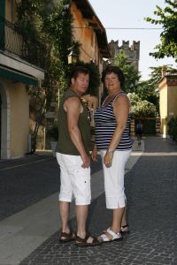29-07-2007 SHOWBIZZ; JAN KEIZER MET FAMILIE OP VAKANTIE IN ITALIE. Na een zeer drukke periode van de vele afscheidsconcerten op diverse lokaties in Nederland en het afsluiten van de 40 jarige carriere van BZN was het tijd voor een vakantie van Jan Keizer samen met een aantal familieleden aan het prachtige Gardameer in Italie. Prive was er bij en genoot samen met de Keizers van de gezellige sfeer aan de rand van het Garda meer.
foto: Albert den Iseger.