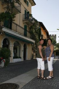 29-07-2007 SHOWBIZZ; JAN KEIZER MET FAMILIE OP VAKANTIE IN ITALIE. Na een zeer drukke periode van de vele afscheidsconcerten op diverse lokaties in Nederland en het afsluiten van de 40 jarige carriere van BZN was het tijd voor een vakantie van Jan Keizer samen met een aantal familieleden aan het prachtige Gardameer in Italie. Prive was er bij en genoot samen met de Keizers van de gezellige sfeer aan de rand van het Garda meer.
foto: Albert den Iseger.