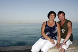 29-07-2007 SHOWBIZZ; JAN KEIZER MET FAMILIE OP VAKANTIE IN ITALIE. Na een zeer drukke periode van de vele afscheidsconcerten op diverse lokaties in Nederland en het afsluiten van de 40 jarige carriere van BZN was het tijd voor een vakantie van Jan Keizer samen met een aantal familieleden aan het prachtige Gardameer in Italie. Prive was er bij en genoot samen met de Keizers van de gezellige sfeer aan de rand van het Garda meer.
foto: Albert den Iseger.