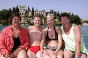 29-07-2007 SHOWBIZZ; JAN KEIZER MET FAMILIE OP VAKANTIE IN ITALIE. Na een zeer drukke periode van de vele afscheidsconcerten op diverse lokaties in Nederland en het afsluiten van de 40 jarige carriere van BZN was het tijd voor een vakantie van Jan Keizer samen met een aantal familieleden aan het prachtige Gardameer in Italie. Prive was er bij en genoot samen met de Keizers van de gezellige sfeer aan de rand van het Garda meer.
foto: Albert den Iseger.