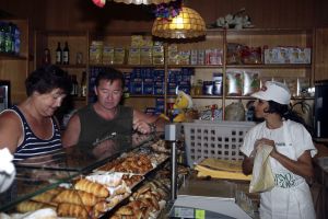 29-07-2007 SHOWBIZZ; JAN KEIZER MET FAMILIE OP VAKANTIE IN ITALIE. Na een zeer drukke periode van de vele afscheidsconcerten op diverse lokaties in Nederland en het afsluiten van de 40 jarige carriere van BZN was het tijd voor een vakantie van Jan Keizer samen met een aantal familieleden aan het prachtige Gardameer in Italie. Prive was er bij en genoot samen met de Keizers van de gezellige sfeer aan de rand van het Garda meer.
foto: Albert den Iseger.