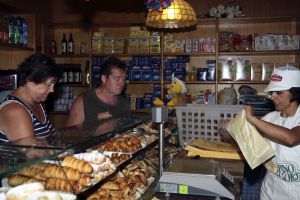 29-07-2007 SHOWBIZZ; JAN KEIZER MET FAMILIE OP VAKANTIE IN ITALIE. Na een zeer drukke periode van de vele afscheidsconcerten op diverse lokaties in Nederland en het afsluiten van de 40 jarige carriere van BZN was het tijd voor een vakantie van Jan Keizer samen met een aantal familieleden aan het prachtige Gardameer in Italie. Prive was er bij en genoot samen met de Keizers van de gezellige sfeer aan de rand van het Garda meer.
foto: Albert den Iseger.