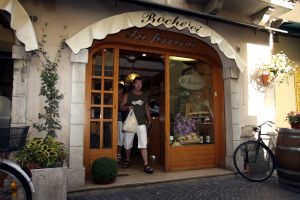 29-07-2007 SHOWBIZZ; JAN KEIZER MET FAMILIE OP VAKANTIE IN ITALIE. Na een zeer drukke periode van de vele afscheidsconcerten op diverse lokaties in Nederland en het afsluiten van de 40 jarige carriere van BZN was het tijd voor een vakantie van Jan Keizer samen met een aantal familieleden aan het prachtige Gardameer in Italie. Prive was er bij en genoot samen met de Keizers van de gezellige sfeer aan de rand van het Garda meer.
foto: Albert den Iseger.