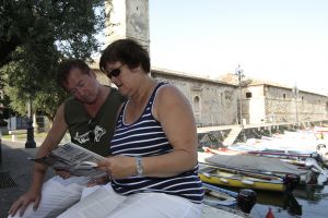 29-07-2007 SHOWBIZZ; JAN KEIZER MET FAMILIE OP VAKANTIE IN ITALIE. Na een zeer drukke periode van de vele afscheidsconcerten op diverse lokaties in Nederland en het afsluiten van de 40 jarige carriere van BZN was het tijd voor een vakantie van Jan Keizer samen met een aantal familieleden aan het prachtige Gardameer in Italie. Prive was er bij en genoot samen met de Keizers van de gezellige sfeer aan de rand van het Garda meer.
foto: Albert den Iseger.
