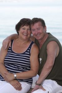 29-07-2007 SHOWBIZZ; JAN KEIZER MET FAMILIE OP VAKANTIE IN ITALIE. Na een zeer drukke periode van de vele afscheidsconcerten op diverse lokaties in Nederland en het afsluiten van de 40 jarige carriere van BZN was het tijd voor een vakantie van Jan Keizer samen met een aantal familieleden aan het prachtige Gardameer in Italie. Prive was er bij en genoot samen met de Keizers van de gezellige sfeer aan de rand van het Garda meer.
foto: Albert den Iseger.